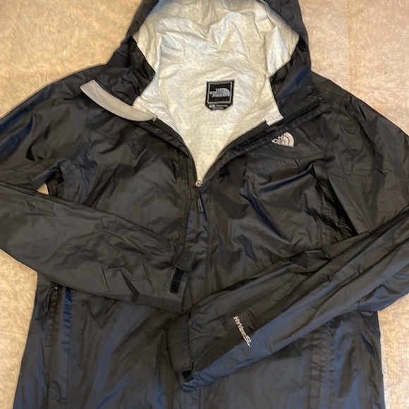 The North face Rain Jacket 🧥 - Picture 5 of 8